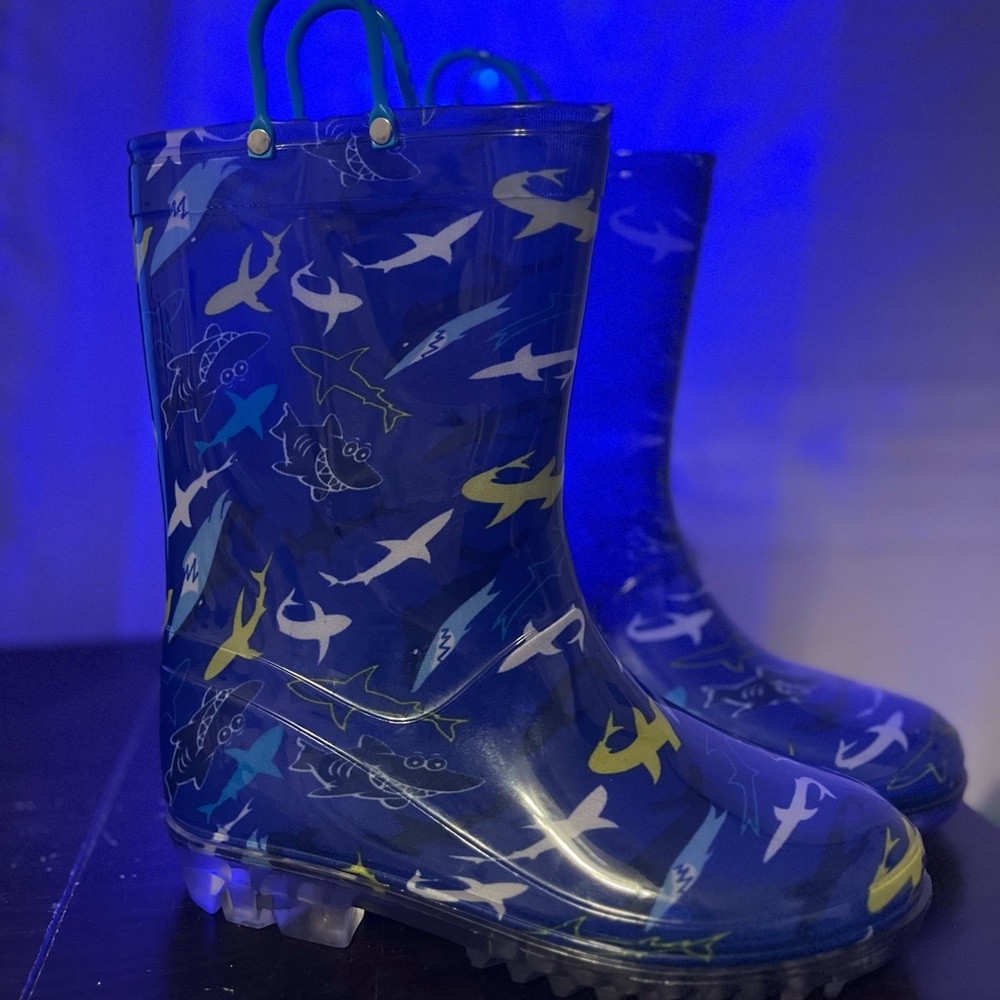 Never worn * blue shark * rain boots * sz 2 boys but runs big like a 3 or 4 *